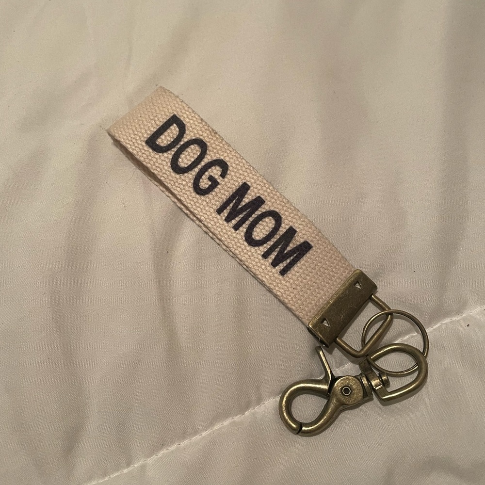💥 FREE!! New dog mom keychain